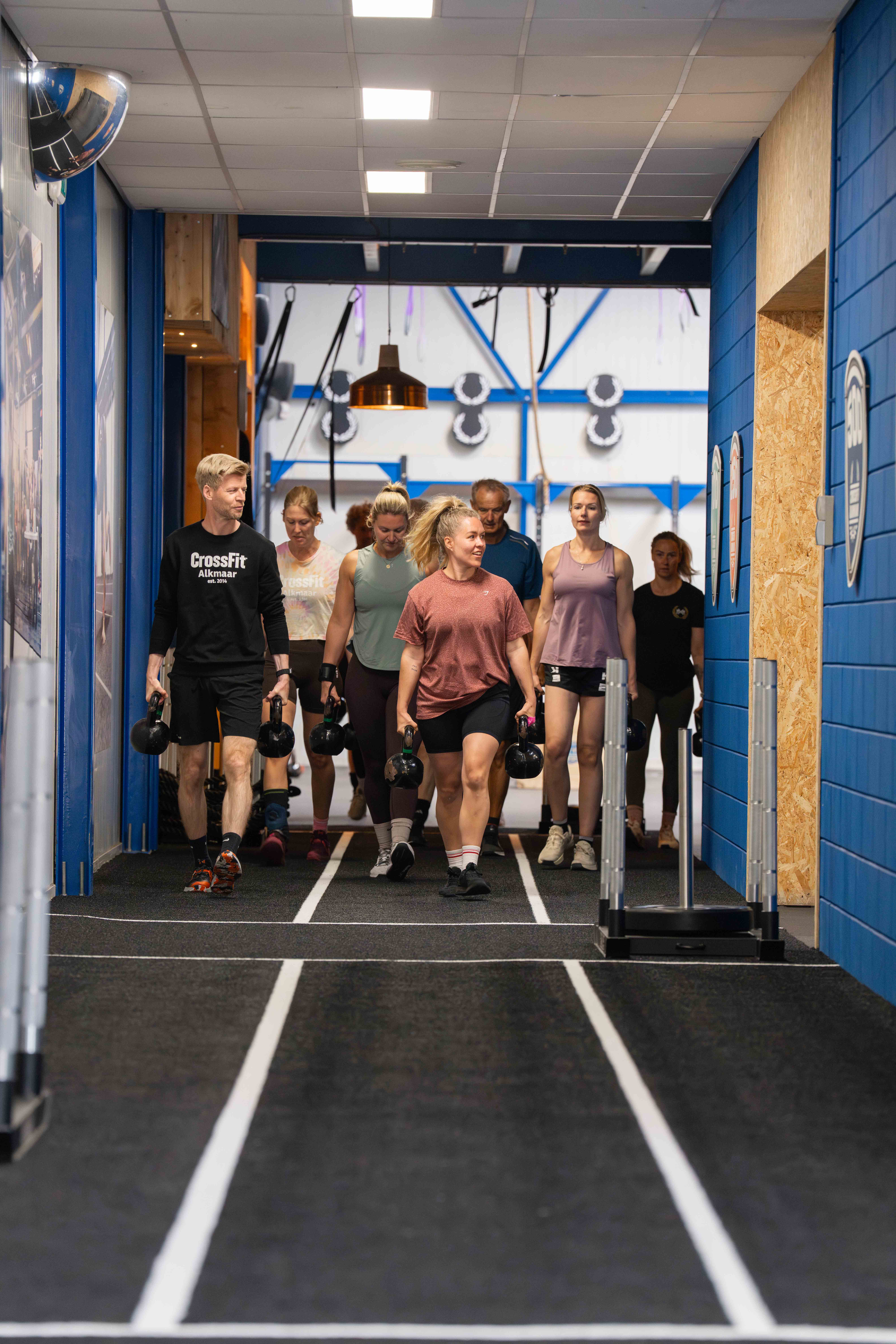 Leden lopen met kettlebells door de box