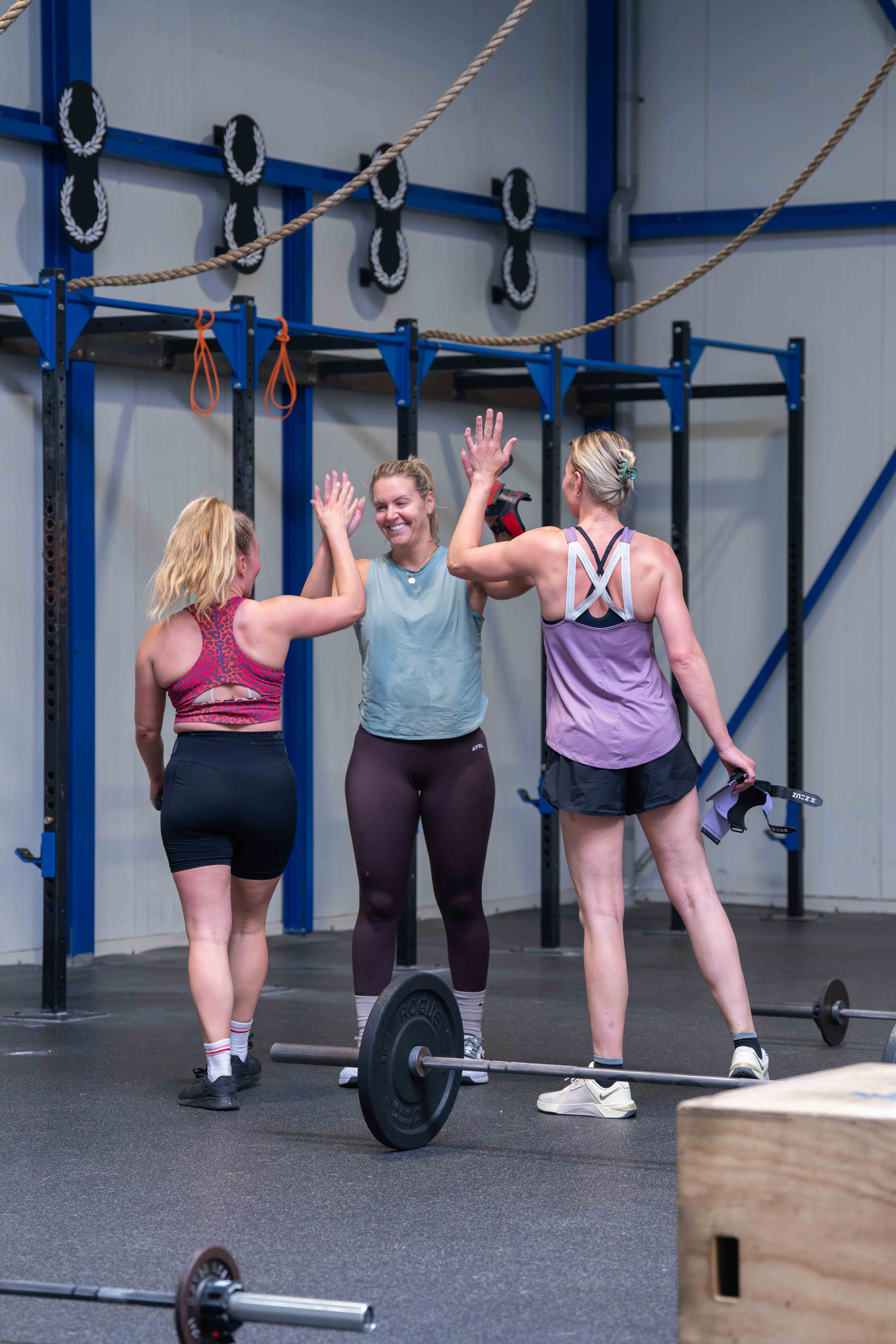 Leden van CrossFit Alkmaar geven elkaar een high-five na een training